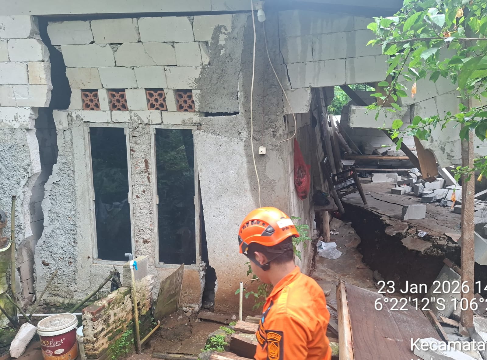 Sebanyak 15 rumah terdampak pergerakan tanah di Desa Bojong, dan Desa Singabraja, Kecamatan Tenjo.