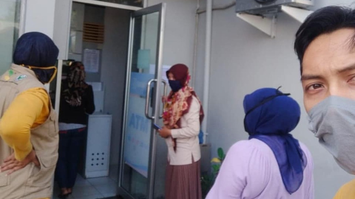Ilustrasi KPM mengantre mengecek rekening bansos BPNT Tahap 1 2026