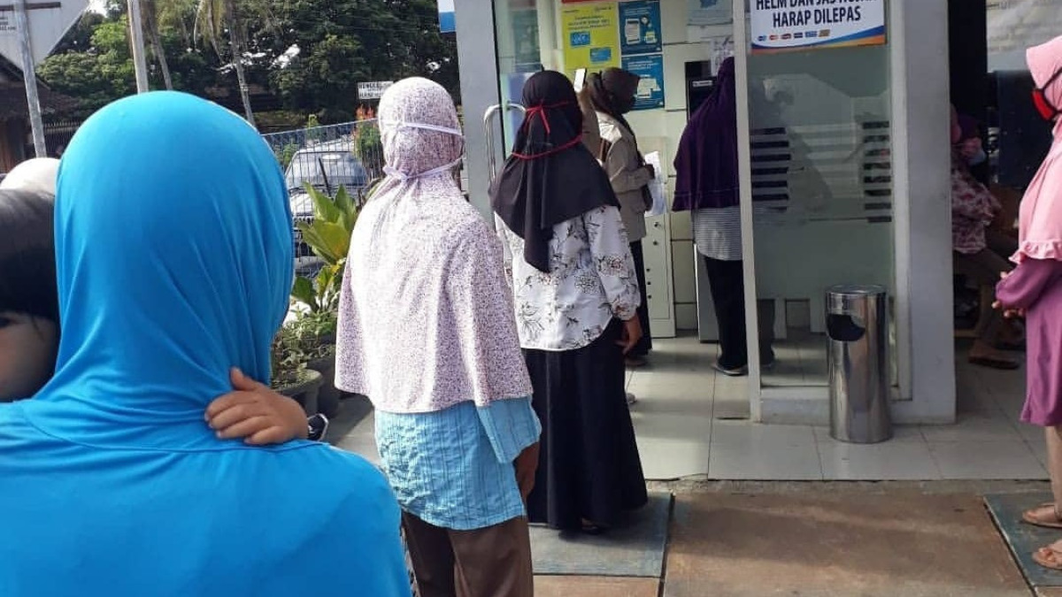 Ilustrasi pengecekan rekening bansos PKH BPNT di ATM
