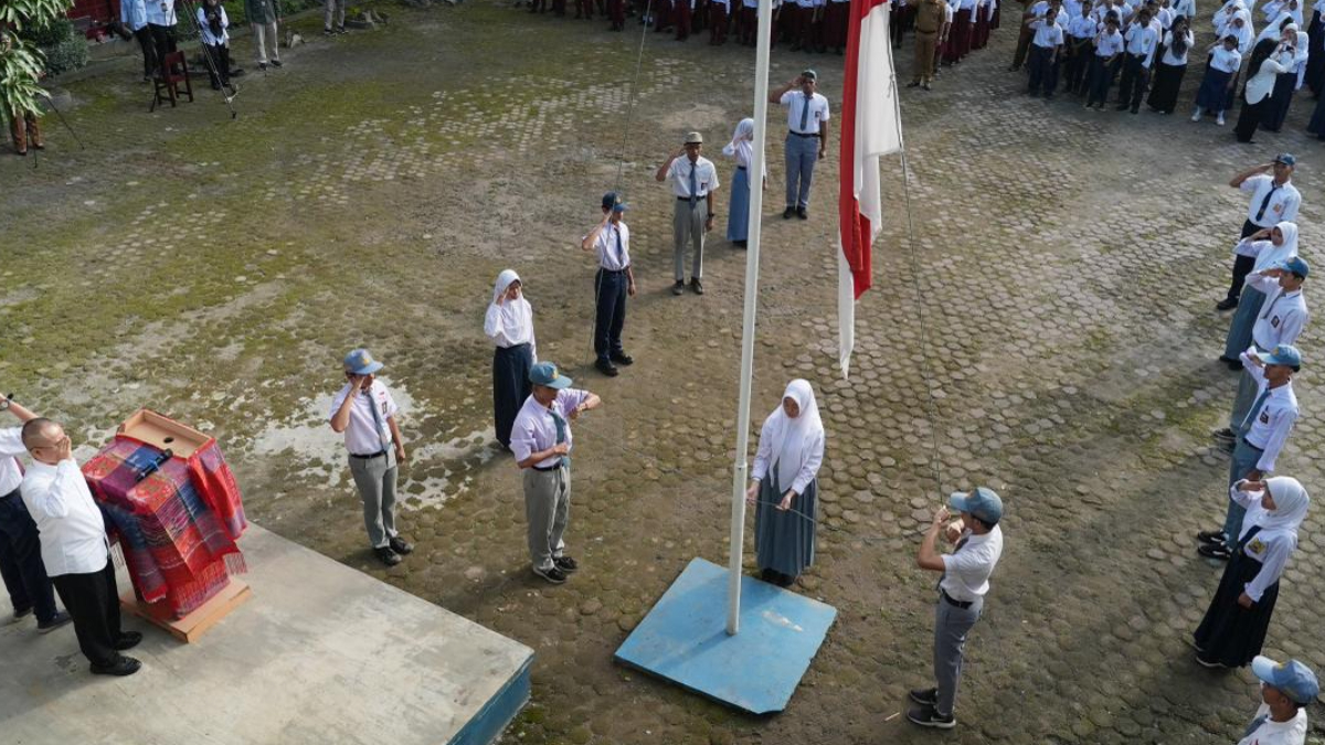 Upacara bendera hari senin
