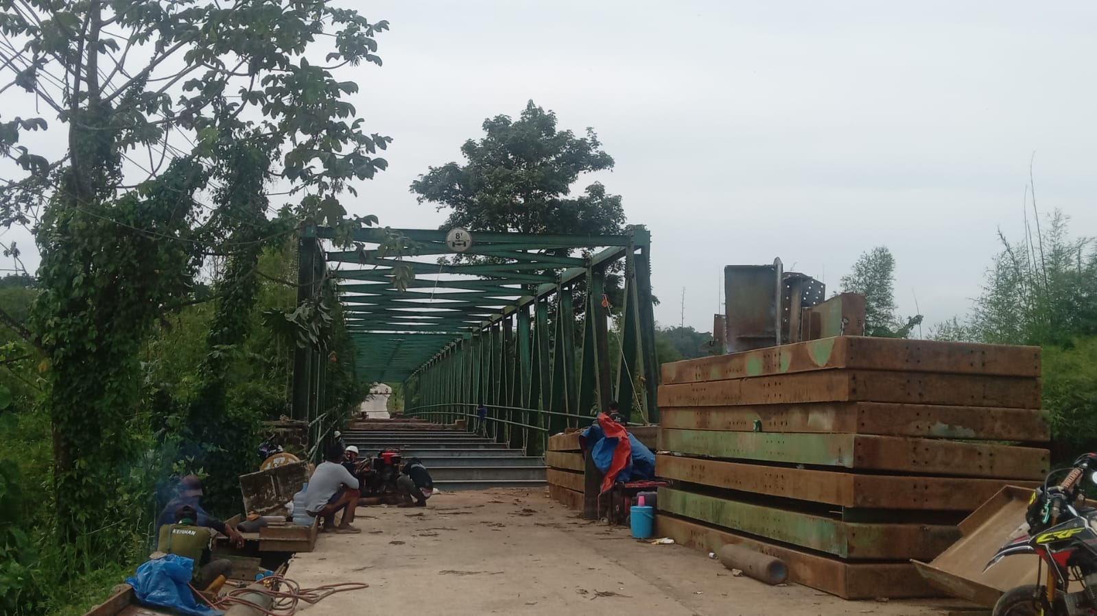 Proses perbaikan Jembatan Leuwiranji, Kabupaten Bogor, belum rampung dan masyarakat meminta perbaikan segera diselesaikan.