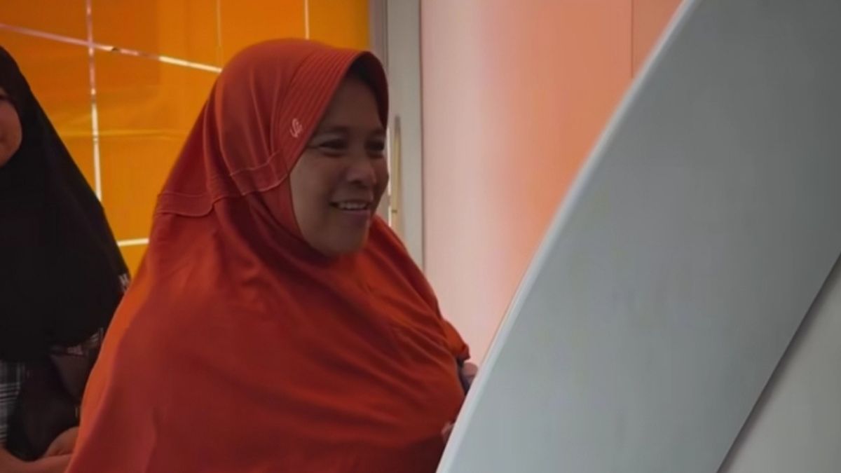 Ilustrasi pengecekan saldo bansos oleh KPM di mesin ATM.