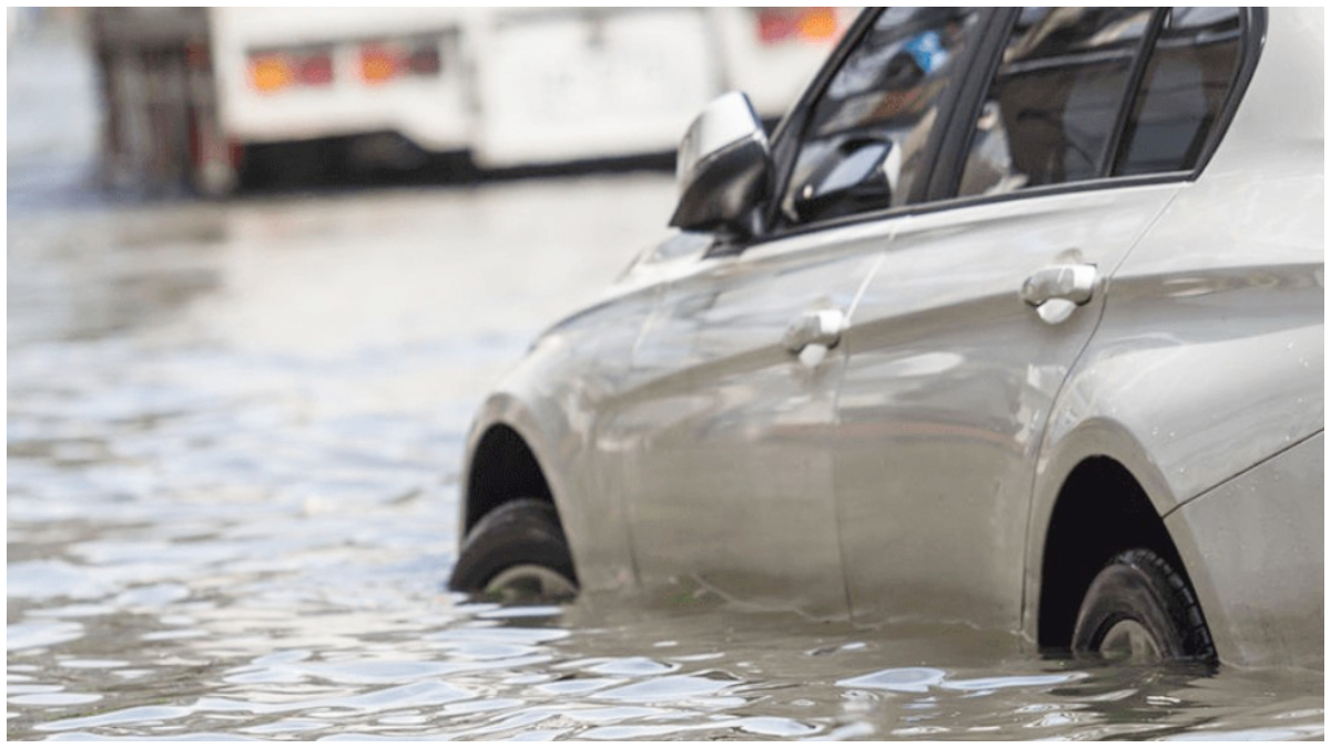Ilustrasi tips aman saat mobil matic melintasi banjir.