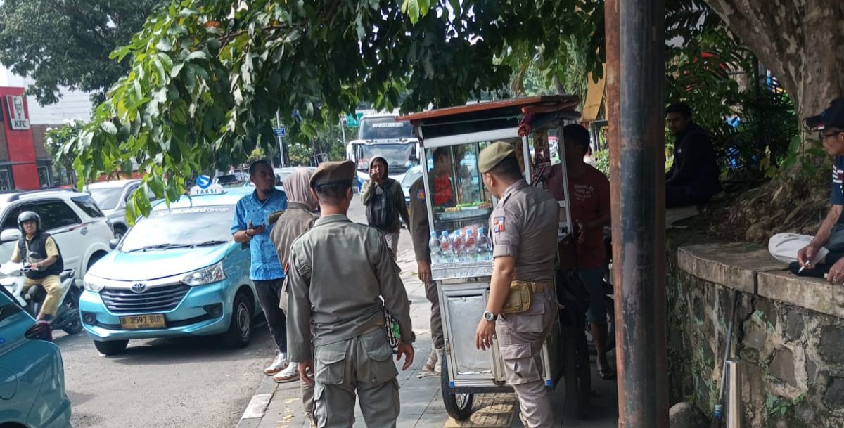 Satpol PP Kota Bogor saat melakukan penertiban di Jalan Pajajaran, Kelurahan Baranangsiang.