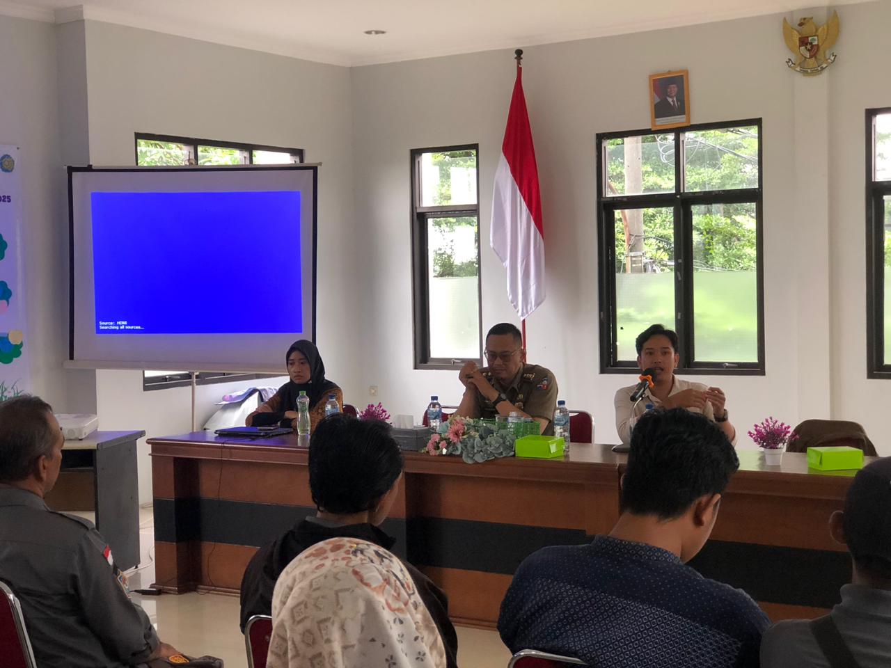 Satpol PP Kota Bogor saat melakukan sosialisasi Game Online Terlarang di Kelurahan Cibogor.