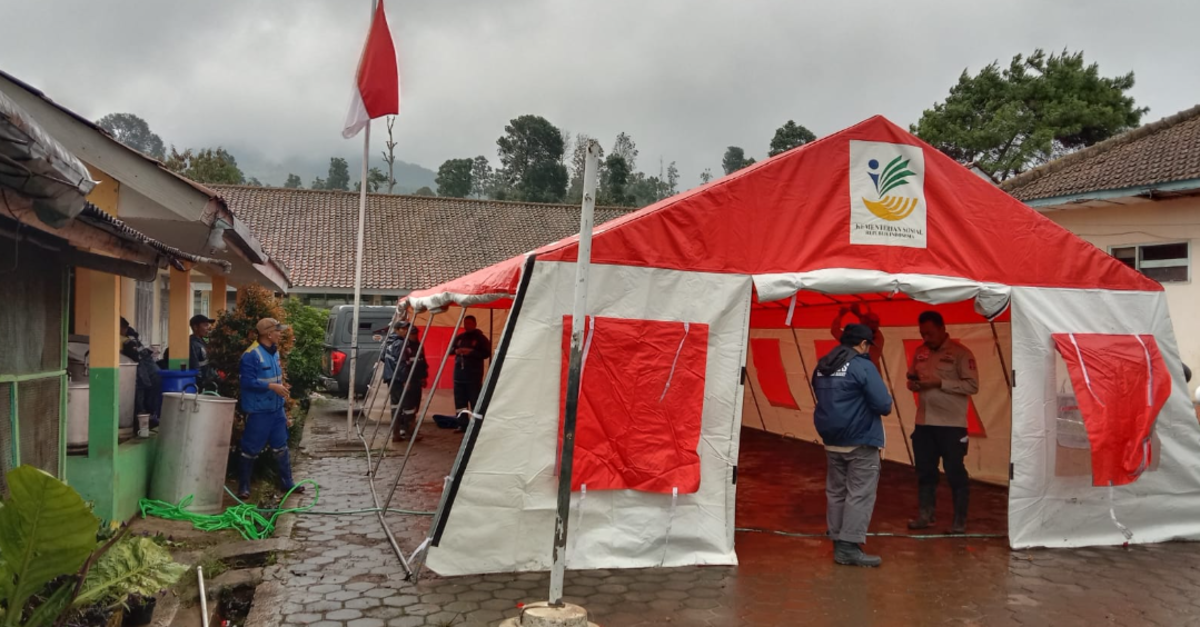 Kemensos salurkan bantuan logistik untuk korban bencana longsor di Bandung Barat.