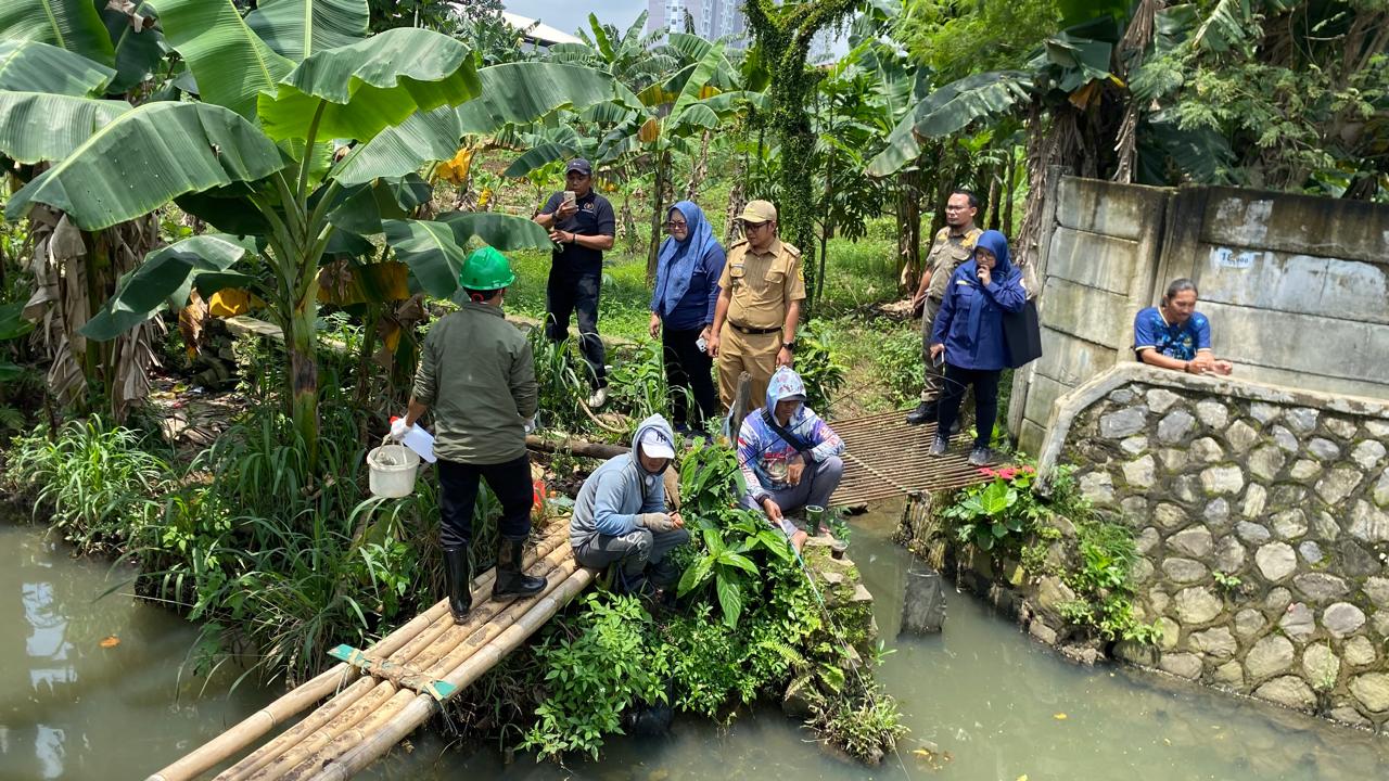 Petugas DLH Kabupaten Bogot saat meninjau dan mengambil sampel air di Situ Citongtut, Kecamatan Gunung Putri, Kabupaten Bogor, Senin 26 Januari 2026.