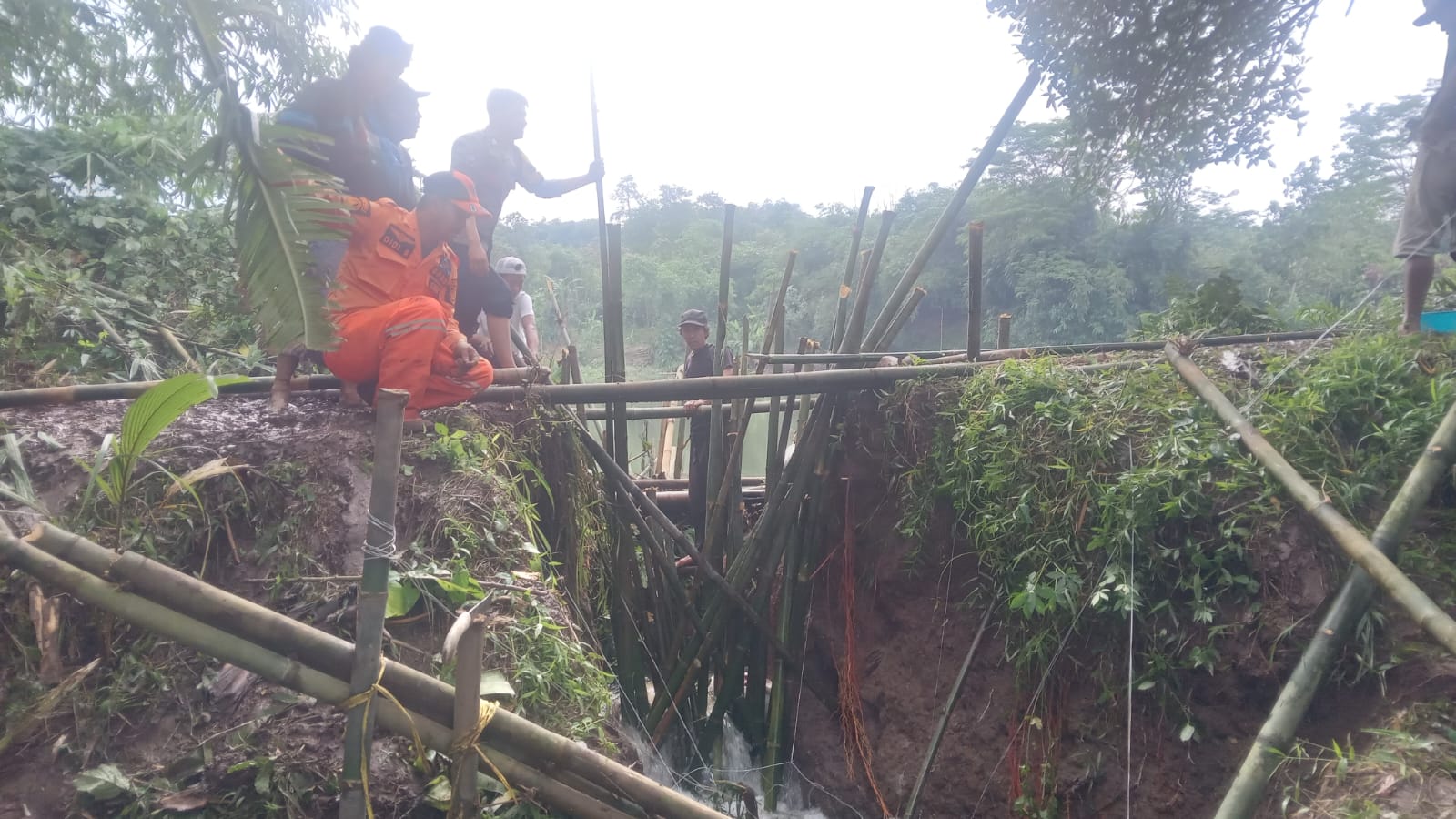Setu Lampiri di Kampung Sanapati, Desa Tamansari, Kecamatan Rumpin, Kabupaten Bogor jebol dan mengakibatkan ribuan ikan milik BUMDes Tamansari hanyut.