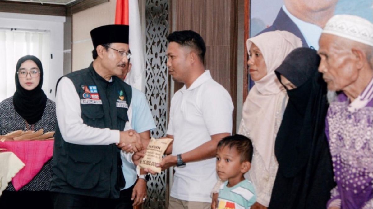 Ilustrasi penyaluran bansos kepada korban bencana Sumatera.