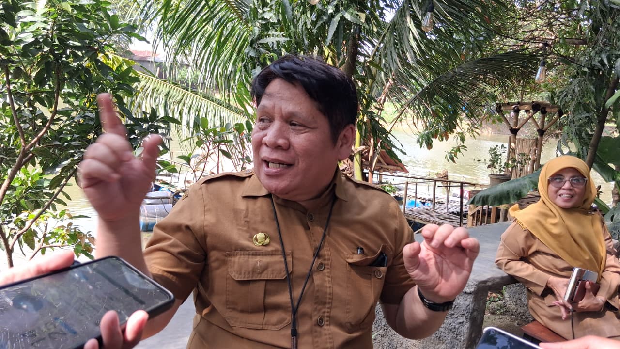 Ketua Tim Pengawas Sumber Daya Perikanan Budidaya dan Perikanan Tangkap Diskanak saat dimintai keterangan Radar Bogor di Setu Citongtut, Kecamatan Gunung Putri, Senin 26 Januari 2026.