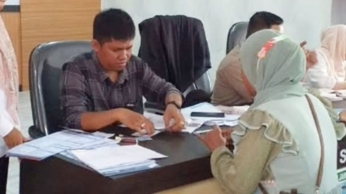 Ilustrasi: Penyaluran bantuan sosial (bansos) kepada para penerima manfaat atau KPM.