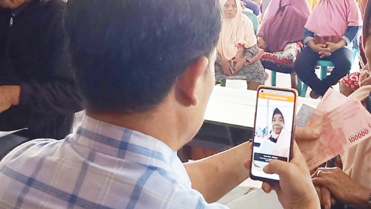 Ilustrasi: Penyaluran bantuan sosial (bansos) kepada para penerima manfaat atau KPM.