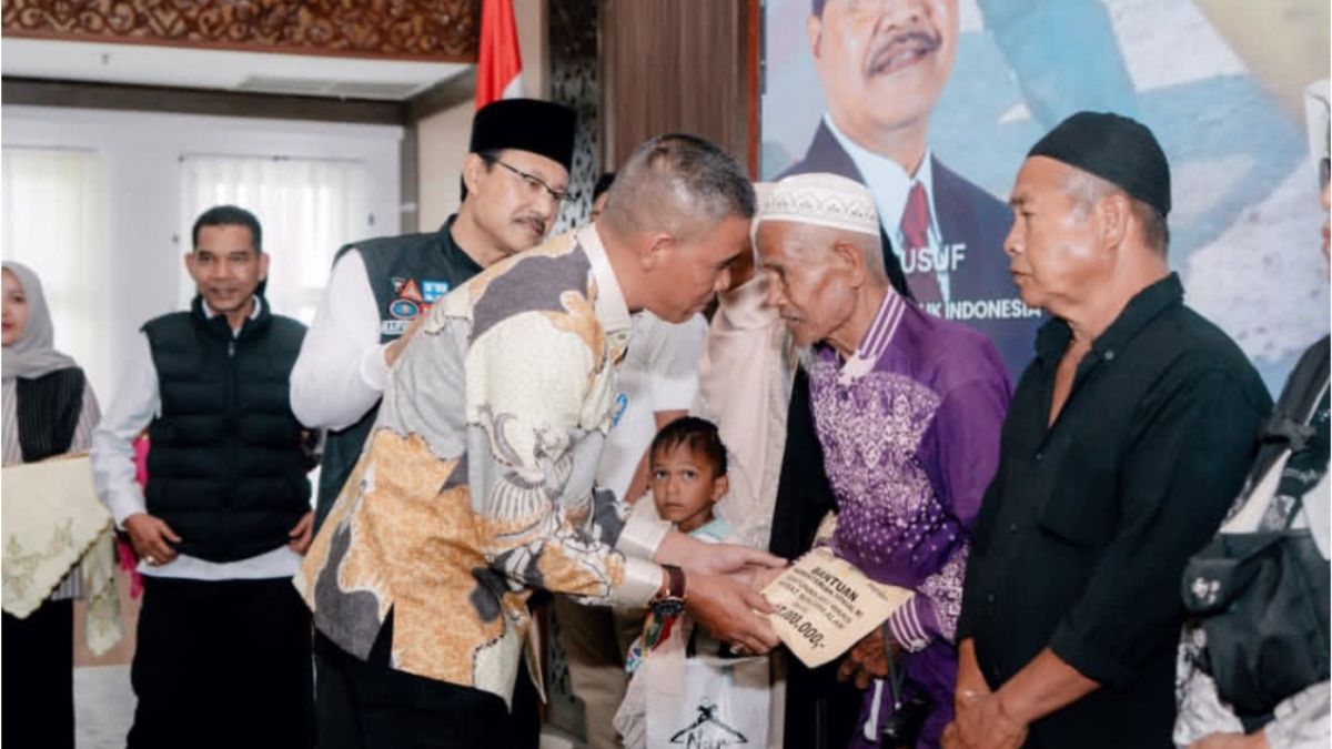 Ilustrasi penyaluran bansos kepada korban bencana Sumatra.