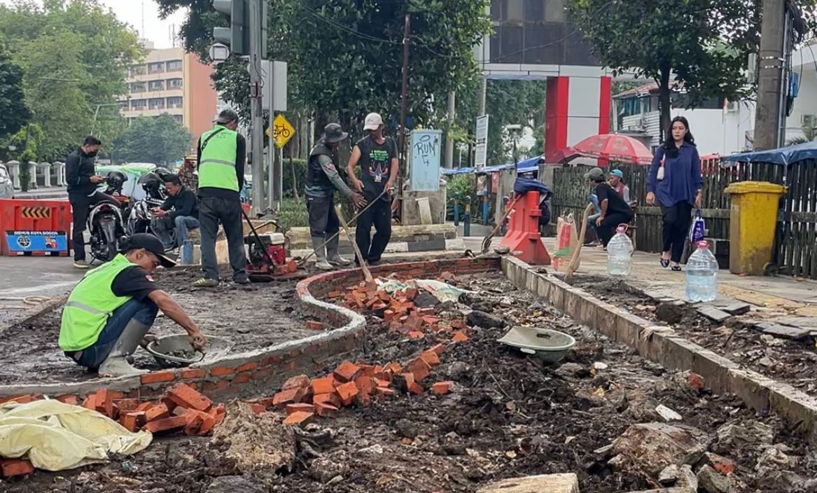 Petugas saat melakukan pengerjaan taman di bekas lahan Pohon Karet Kebo depan Balaikota Bogor.