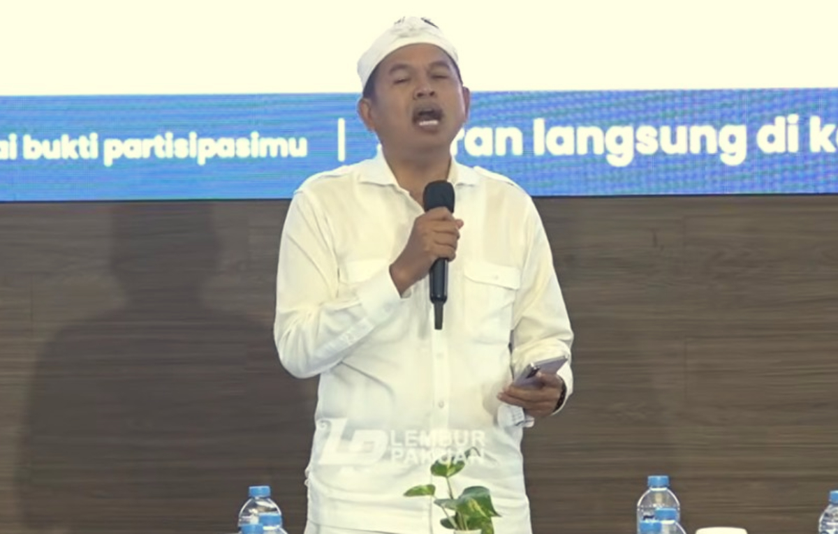 Gubernur Jawa Barat, Dedi Mulyadi membacakan BUMN yang berhutang ke Bank BJB.