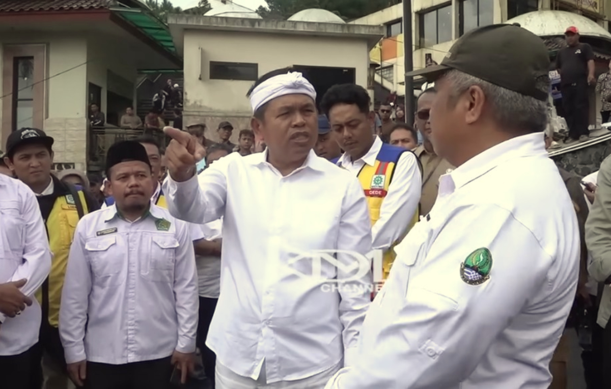 Gubernur Jawa Barat, Dedi Mulyadi menegur Kepala Dinas Kehutanan Provinsi&nbsp;Jabar, Dodit Ardian Pancapana saat di Puncak, Bogor.