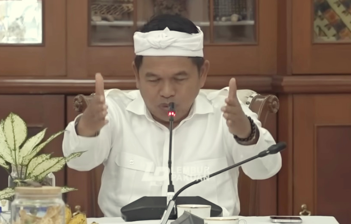 Gubernur Jawa Barat, Dedi Mulyadi mengkritik pesatnya perumahan tanpa diimbangi pelebaran jalan.