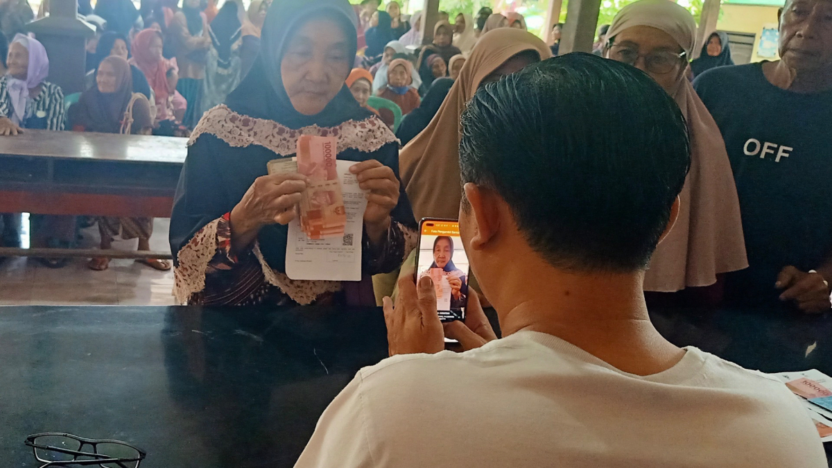 Ilustrasi. Penyaluran bansos PKH BPNT.
