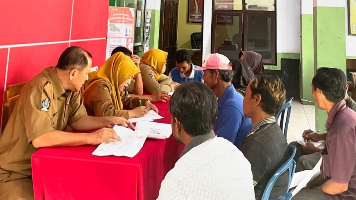 Ilustrasi KPM mengecek status kepesertaan penerima bansos PKH dan BPNT kepada operator SIKS-NG.