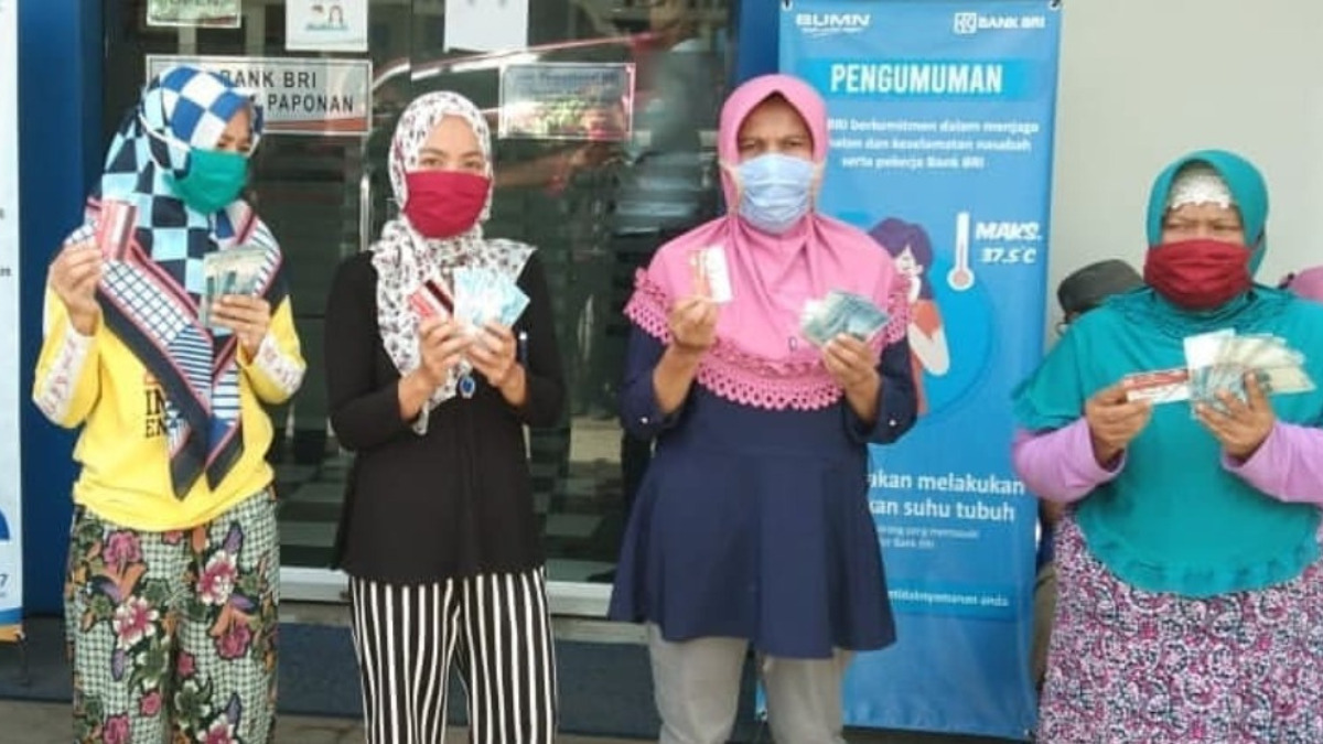 Ilustrasi. KPM mencairkan bansos PKH BPNT.