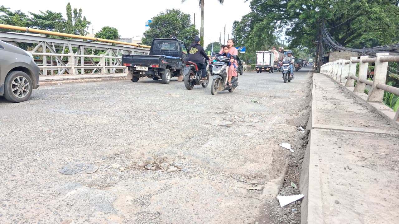 Pantauan Radar Bogor di Jembatan Jalan Narogong,  Desa Tlajung Udik, Kecamatan Gunung Putri, Kabupaten Bogor, Selasa 27 Januari 2026.