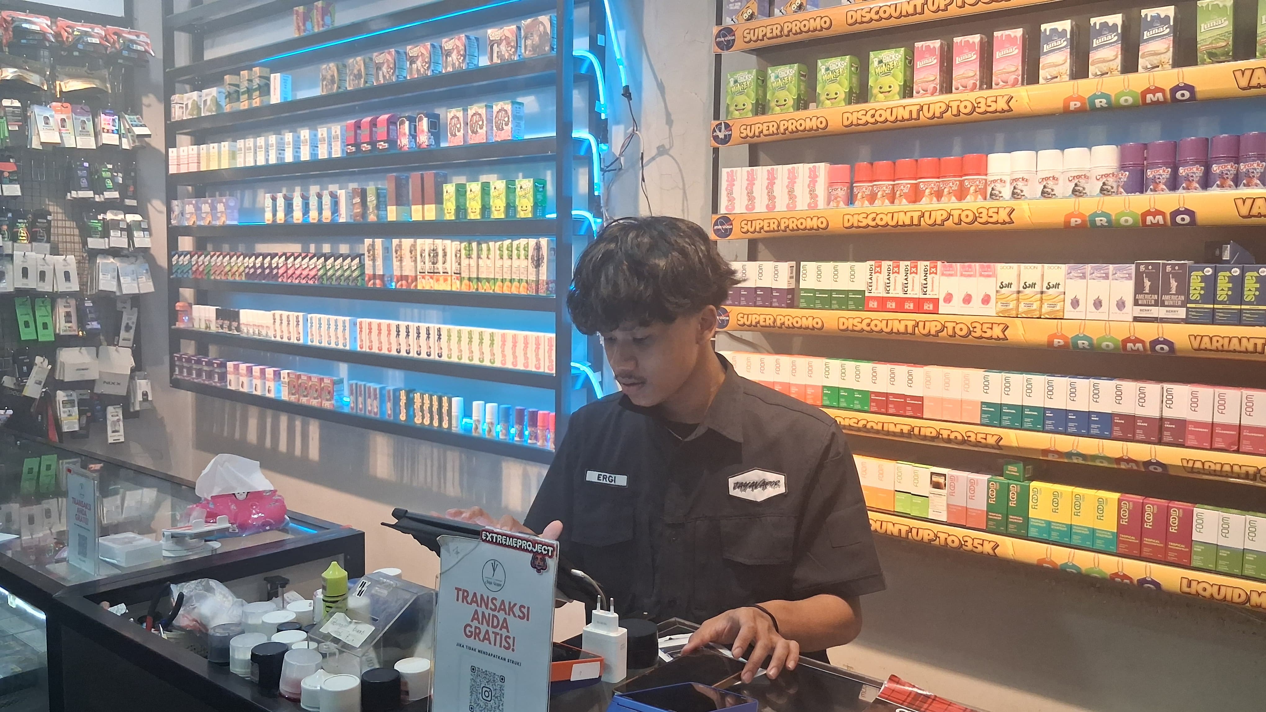 Gerai penjualan rokok elektrik di kawasan Cibinong, Kabupaten Bogor.