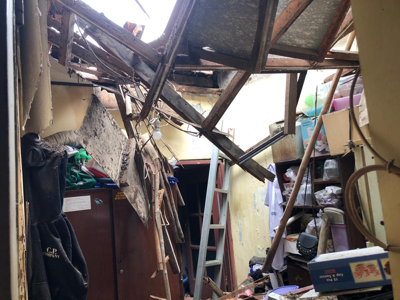 Kondisi rumah warga Kelurahan Bantarjati, Kecamatan Bogor Utara, Kota Bogor, yang ambruk akibat atapnya rapuh.
