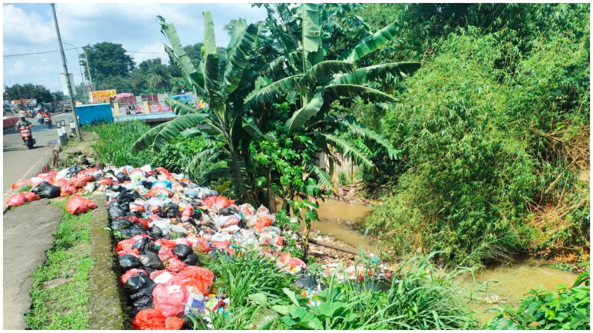 Sampah liar di Jalan Raya Bogor Kota Depok meluber hingga ke sungai dan jalan.