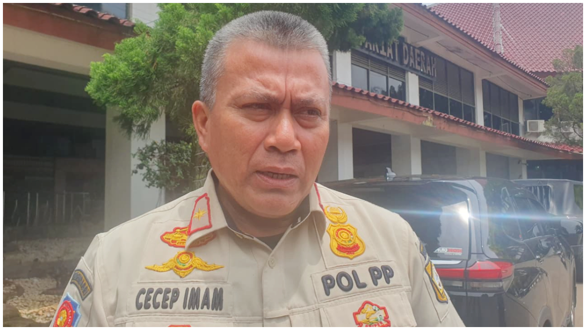 Kasatpol PP Kabupaten Bogor, Cecep Imam Nagarasid saat dimintai keterangan soal penertiban PKL di Pasar Parung.