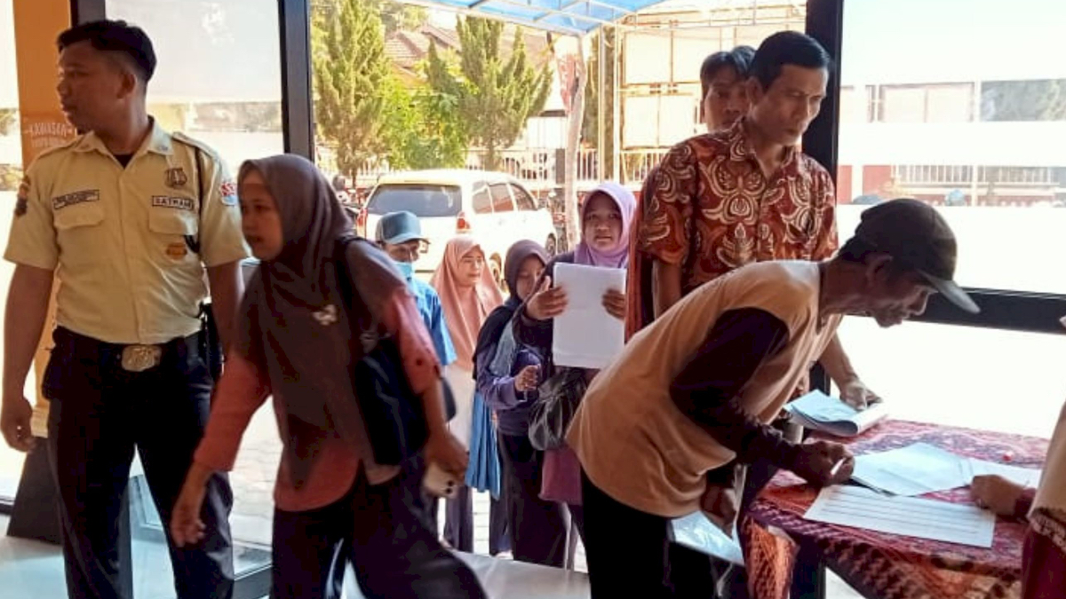 Ilustrasi. KPM bansos mengambil KKS.