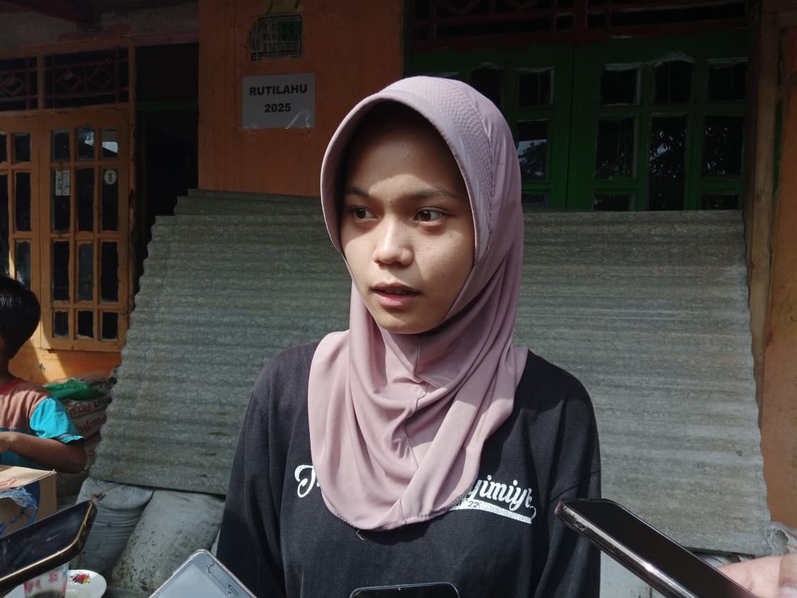Zaitun putri ketiga Suderajat, warga Bojong Gede, Kabupaten Bogor, yang dituding aparat jual Es Gabus berbahan spons saat ditemui Radar Bogor, Selasa 27 Januari 2026.