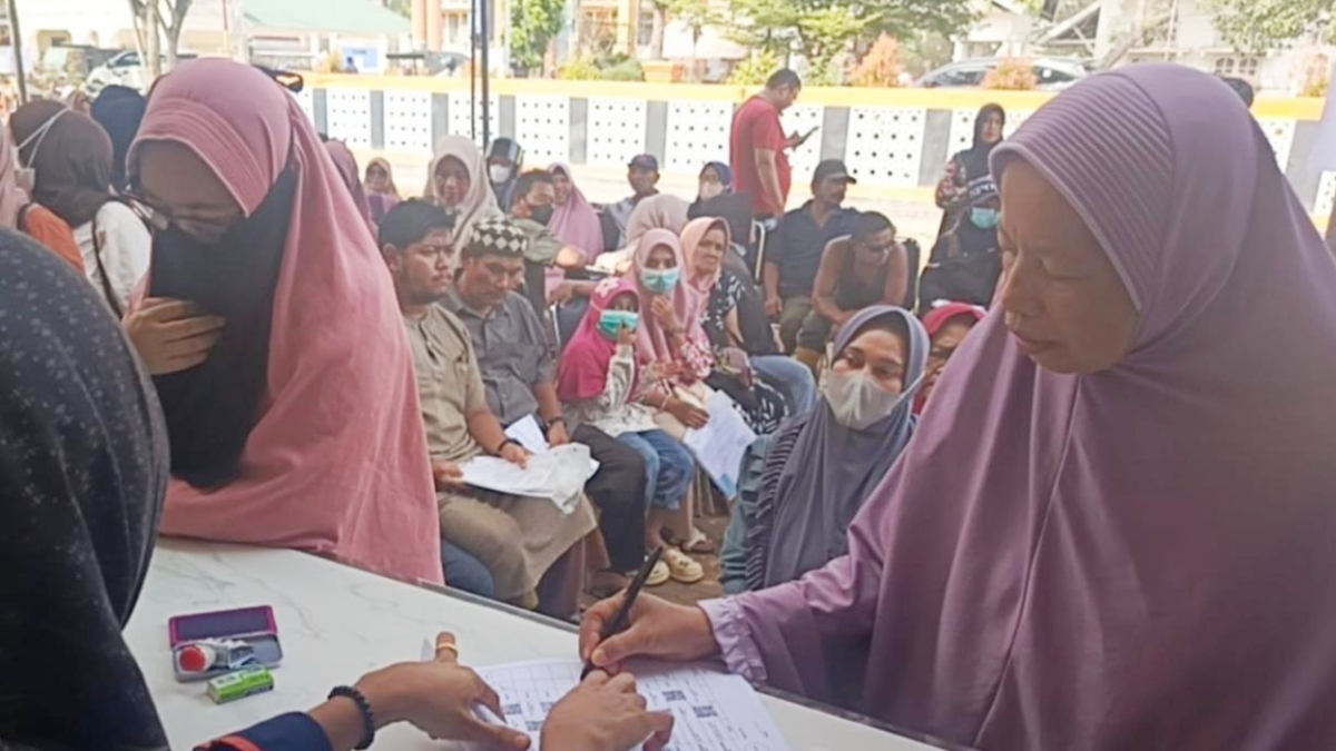 Ilustrasi: Penyaluran bantuan sosial (bansos) kepada para penerima manfaat atau KPM.