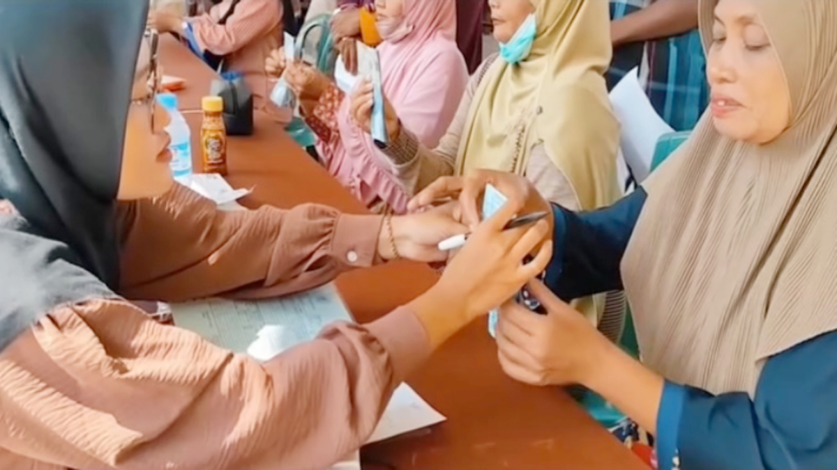 Ilustrasi: Penyaluran bantuan sosial (bansos) kepada para penerima manfaat atau KPM.