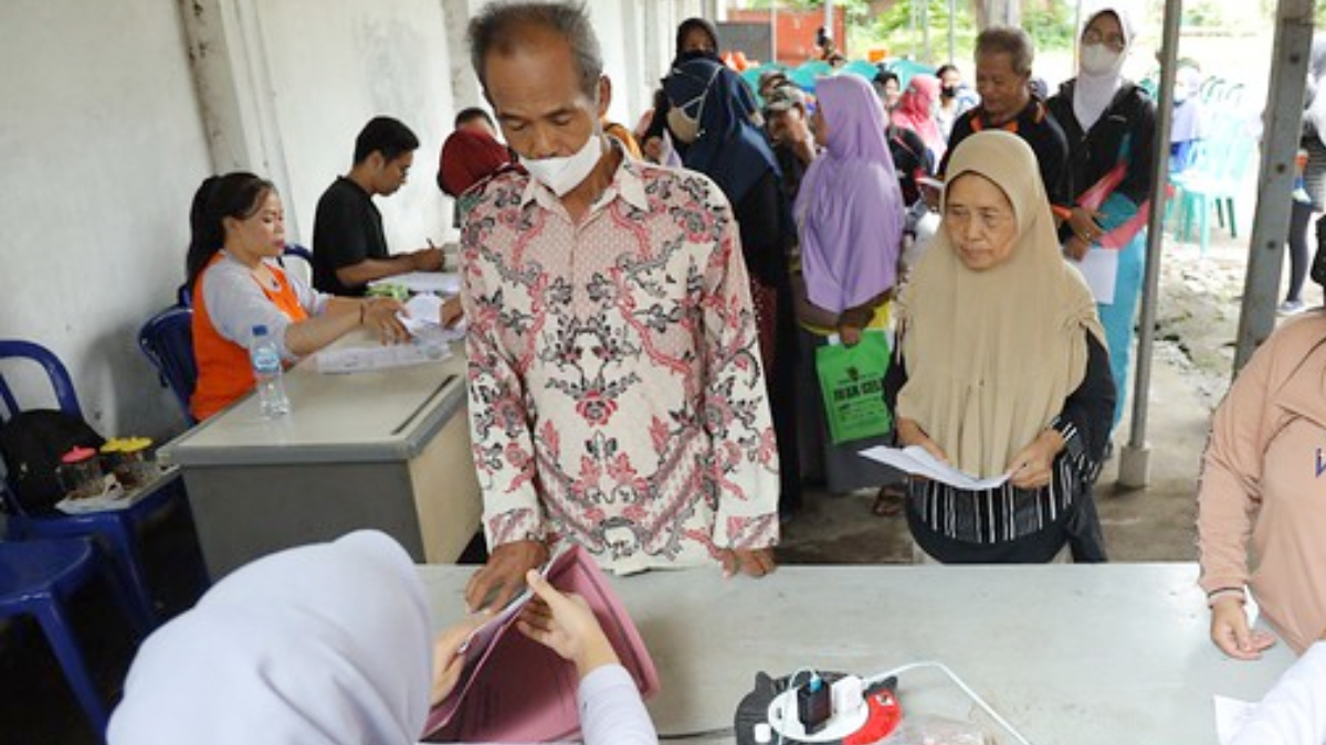 Ilustrasi: Penyaluran bantuan sosial (bansos) kepada para penerima manfaat atau KPM.