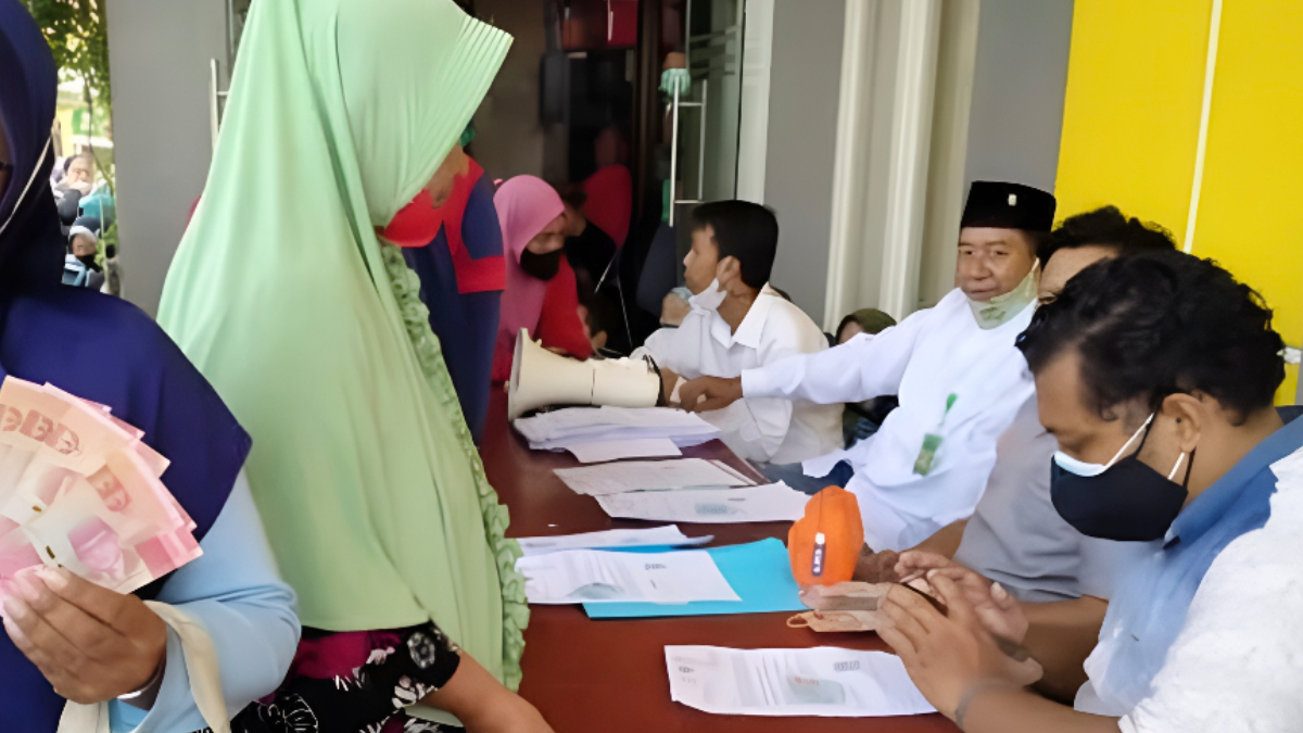 Ilustrasi: Penyaluran bantuan sosial (bansos) kepada para penerima manfaat atau KPM.