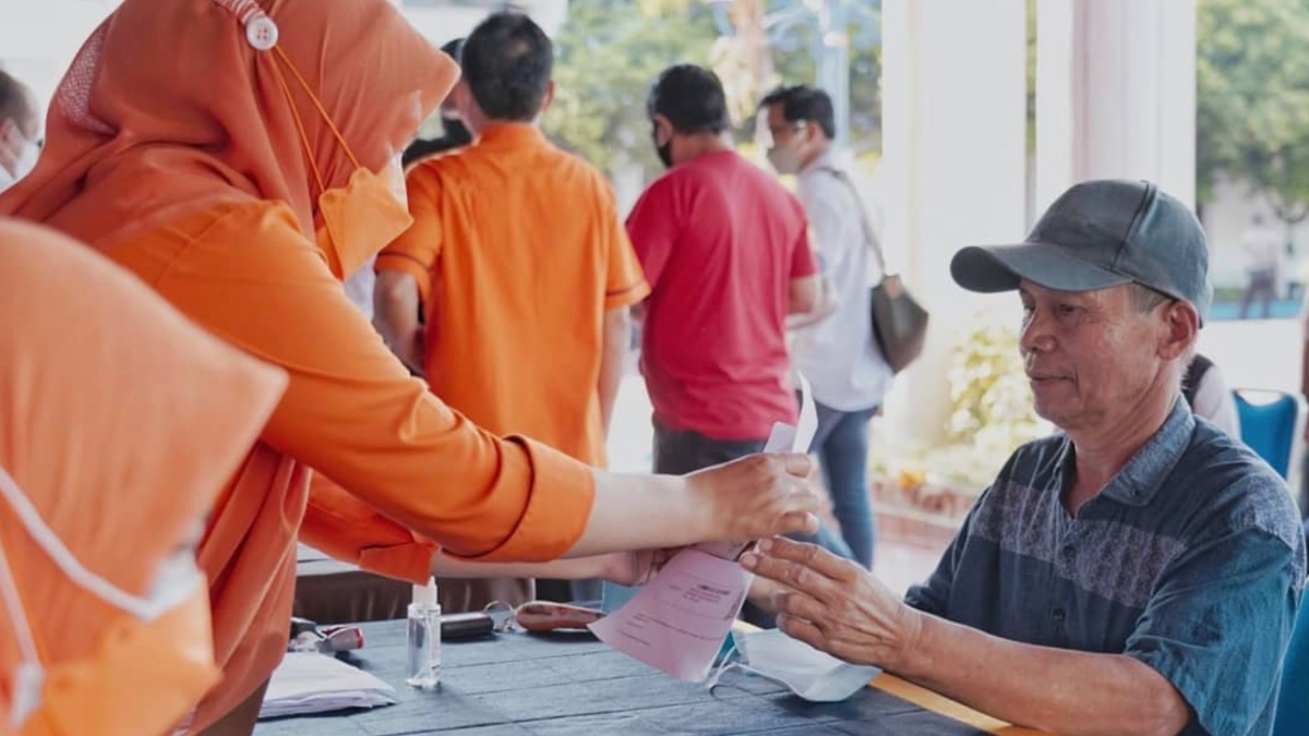 Ilustrasi: Penyaluran bantuan sosial (bansos) kepada para penerima manfaat atau KPM.