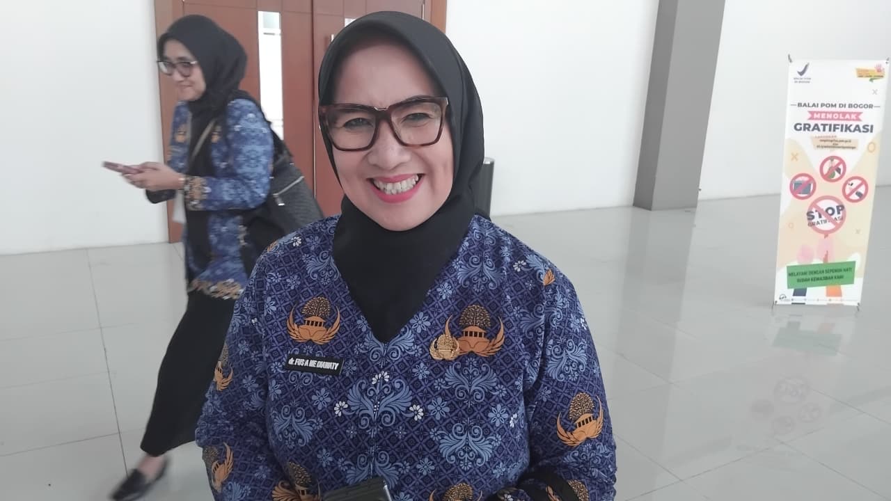 Kadinkes Kabupaten Bogor, dr. Fusia Meidiawaty, saat dimintai keterangan.