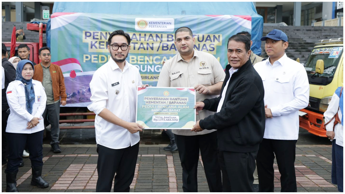 Mentan Amran Sulaiman saat menyerahkan secara simbolis bantuan untuk korban longsor di Cisarua, Kabupaten Bandung Barat.