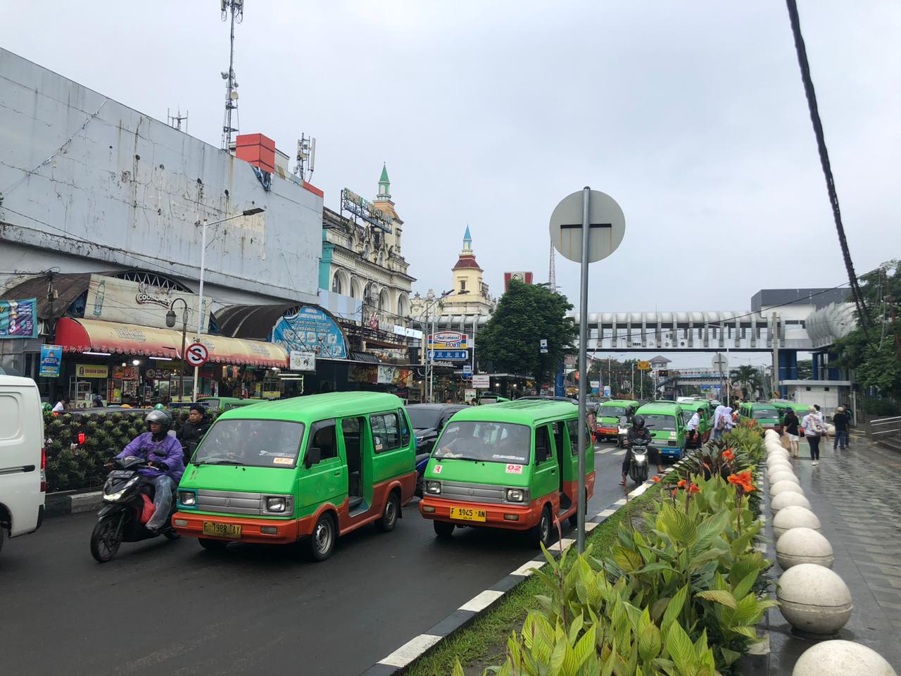 Angkot yang tengah melintas di Jalan Kapten Muslihat depan Alun-alun Kota Bogor.