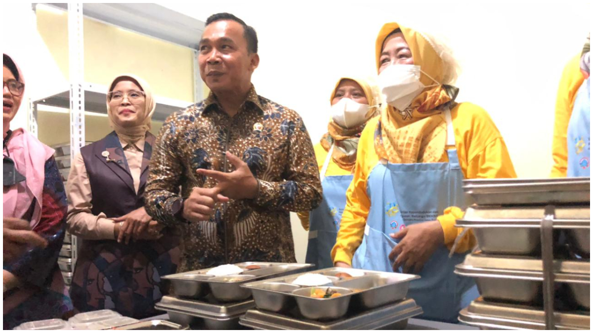 Menteri Kependudukan dan Pembangunan Keluarga, Wihaji saat meninjau Dapur Dahsat di Kebon Pedes Kota Bogor.