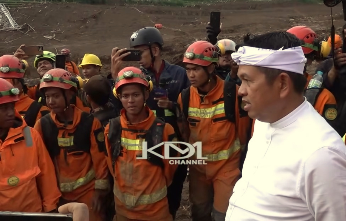 Gubernur Jawa Barat, Dedi Mulyadi bersama para tim SAR.