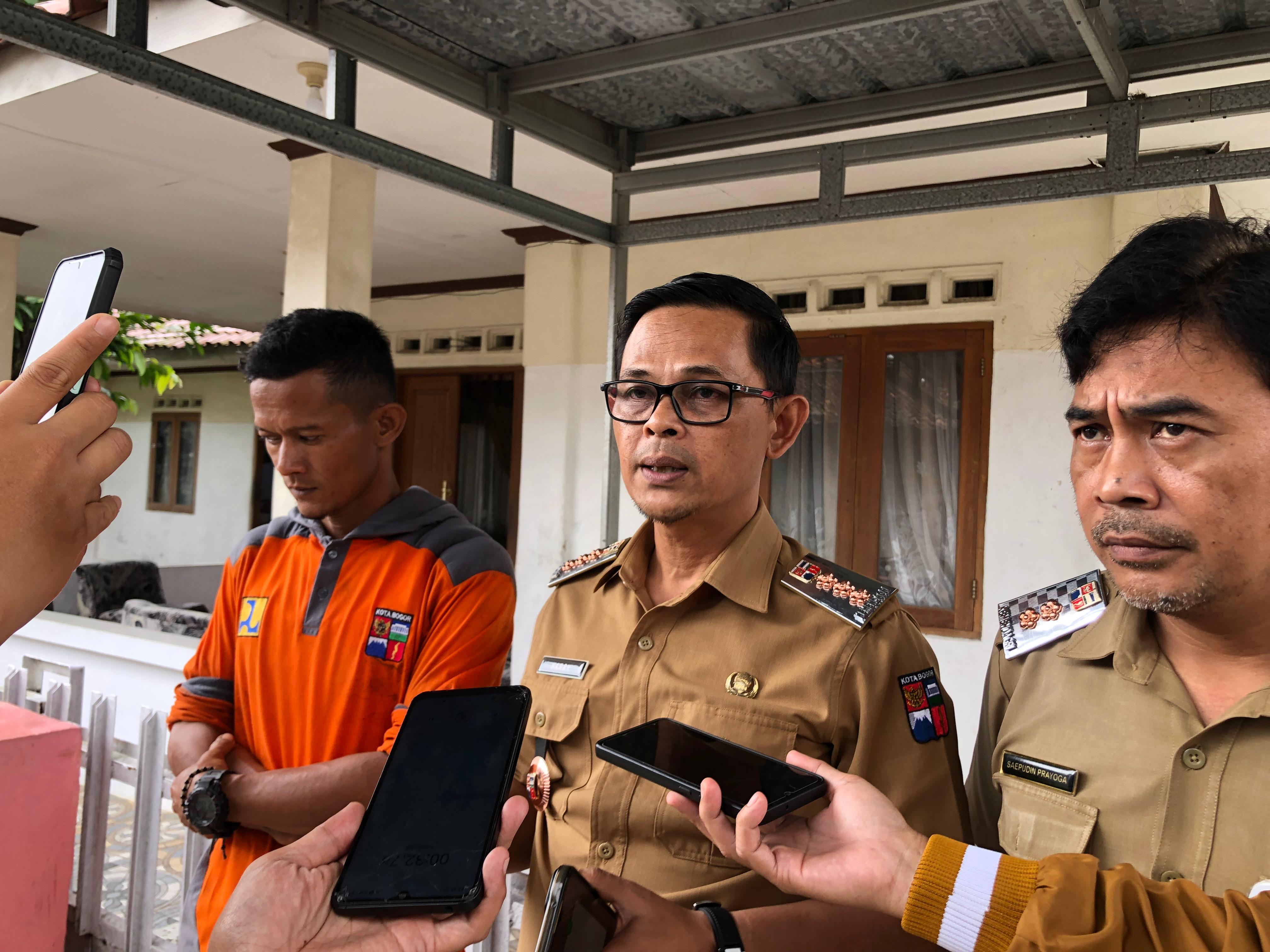 Camat Bogor Selatan, Hary Cahyadi (tengah) saat dimintai keterangan.
