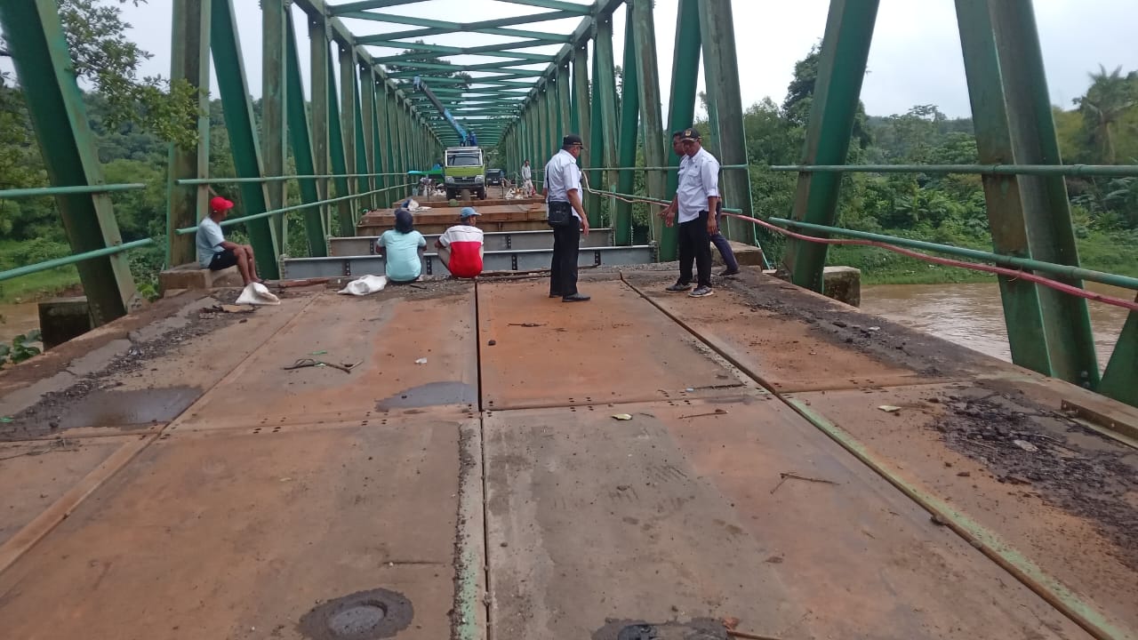Pekerja sedang melakukan perbaikan Jembatan Leuwiranji, Kecamatan Rumpin, Kabupaten Bogor, yang ditarget rampung dan dapat dilintasi di 1 Februari 2026.