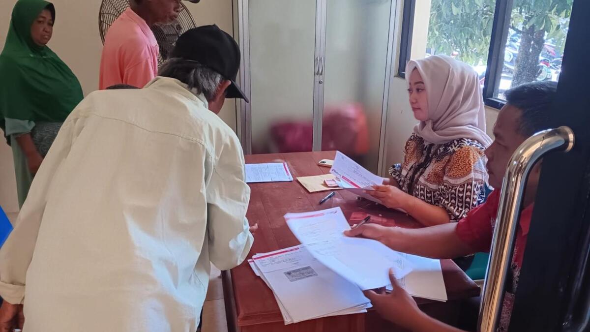 Ilustrasi: Penyaluran bantuan sosial (bansos) kepada para penerima manfaat atau KPM.