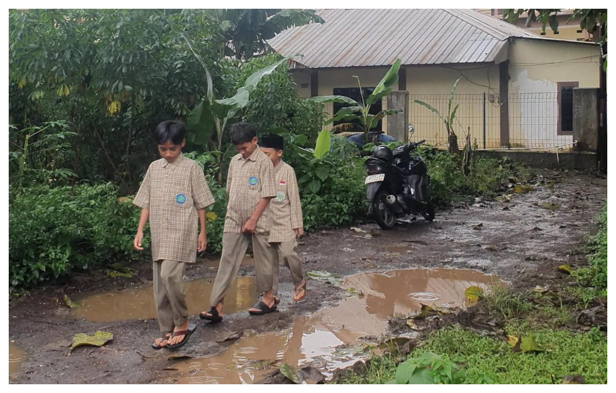 Sejumlah siswa saat melintas di Jalan H Iyang Pakansari, yang mengalami kerusakan dan tak kunjung diperbaiki Pemkab Bogor.