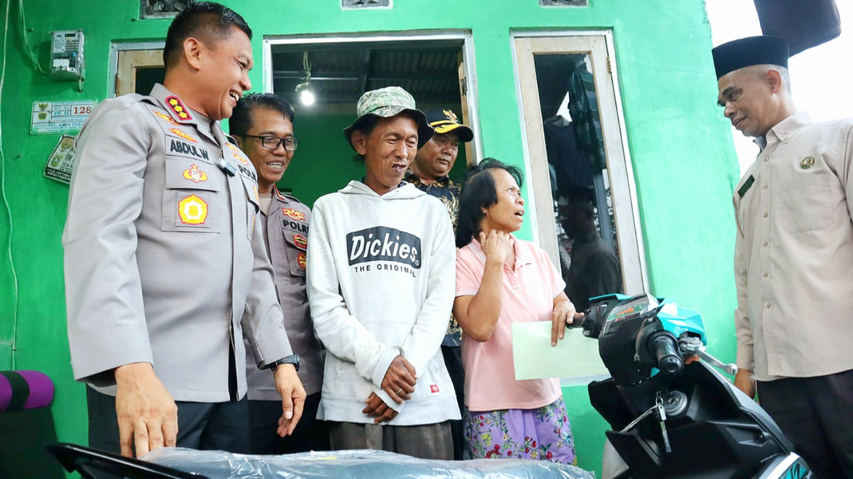 Kapolres Metro Depok Kombes Pol Abdul Waras saat menemui Sudjarat penjual es gabus asal Bojonggede, Kabupaten Bogor.