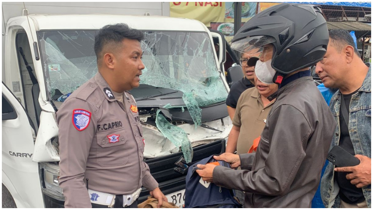 Petugas Satlantas Polresta Bogor Kota saat menangani kasus kecelakaan mobil box di Jalan KS Tubun.