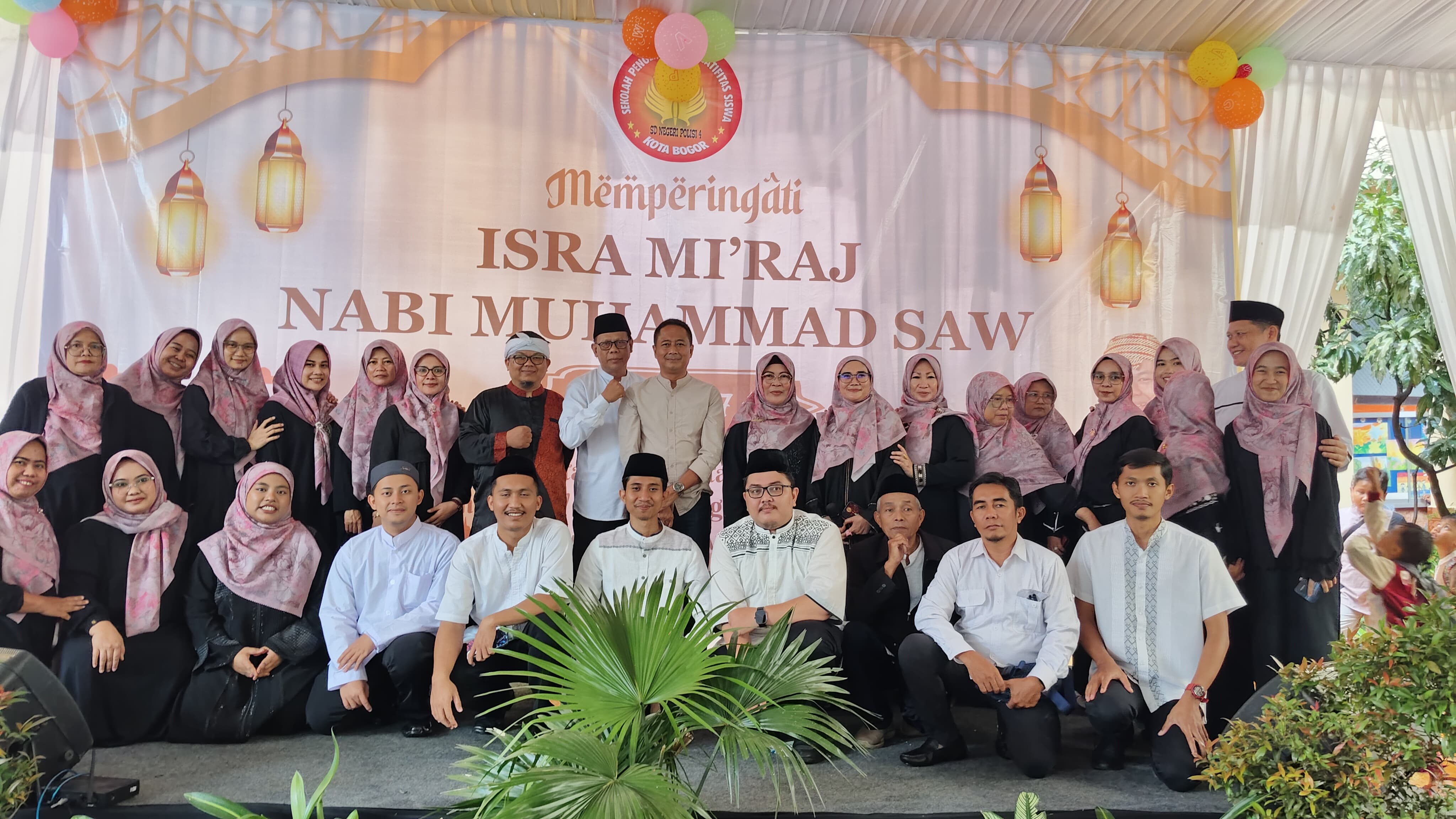 Acara Isra Mikraj berlangsung khidmat di lapangan upacara SDN Polisi 4 Kota Bogor.