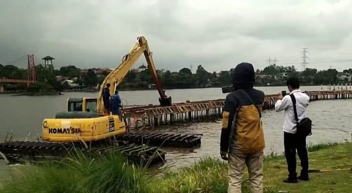 Petugas melakukan pembongkaran bangunan mirip pagar beton di area Situ Tujuh Muara di Kelurahan Bojongsari, Kota Depok, Selasa 27 Januari 2026.