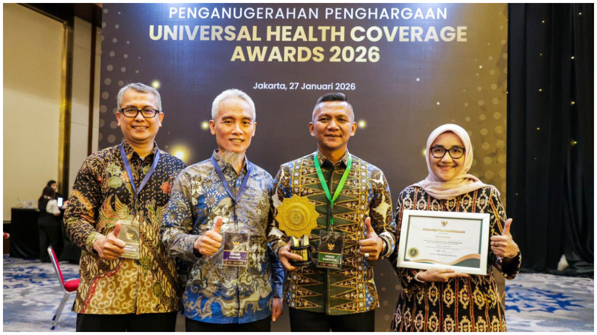 Wakil Wali Kota Bogor Jenal Mutaqin bersama Kepala Dinas Kesehatan Kota Bogor Erna saat menerima penghargaan UHC Award 2026.